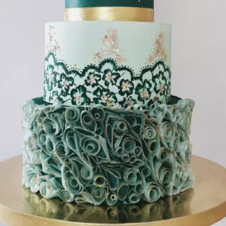 dolne piętra weselnego tortu z dekoracjami typu quirling