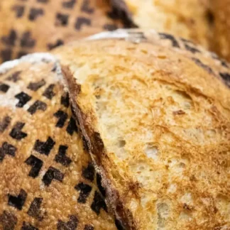 Chleb z wypieczonym wzorem z szablonu