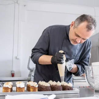 Jacek Mucha na szkoleniu z ciast i deserów